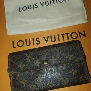 Louis-Vuitton wallet